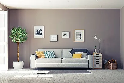 Helles Wohnzimmer mit Sofa und Bildern